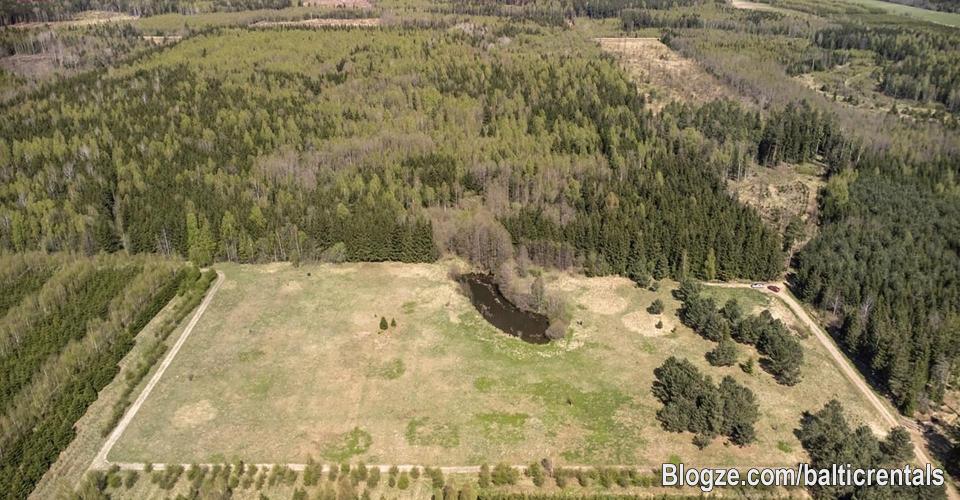 Sklypai Kuniginės kaime, kurių plotas yra 13,97 ir 6,23 akro (565 ir 252 arai)

https://www.balticrentals.lt/lt/property/sklypai-kunigines-kaime-kuriu-plotas-yra-1397-ir-623-akro-565-ir-252-arai/

🌲 8,17 ha žemės ūkis parduodamas Kuniginės kaime 🌲

Ieškote unikalaus sklypo? Šis ūkis siūlo visišką privatumą, ramybę ir daug erdvės. Kuniginės kaime parduodami du gretimi sklypai. Kartu jie sudaro 8,17 ha (20,2 akrų) valdą su privačiu tvenkiniu ir ribojasi su gražiais miškais.

Tai reta galimybė įsigyti didelį vientisą žemės plotą. Todėl šis turtas puikiai tinka investicijai, sodybai ar rekreacinei plėtrai.

Kadangi sklypą supa miškai, jis pasižymi išskirtiniu privatumu. Be to, visus metus veikiantis privažiavimo kelias užtikrina patogų susisiekimą bet kuriuo sezonu.

📍 NUOSAVYBĖS INFORMACIJA

1 sklypas
Unikalus ID: 4400-0917-3099

Naudojimo paskirtis: miško žemė

Plotas: 5,6542 ha (13,97 akro)

Našumo balas: 36,4

Kaina: 59 369 € (105 €/aras)

2 sklypas
Unikalus ID: 4400-1174-7954

Naudojimo paskirtis: žemės ūkio paskirties žemė

Plotas: 2,5246 ha (6,24 akro)

Našumo balas: 30,0

Kaina: 26 508 € (105 €/aras)

📌 PAGRINDINIAI PRIVALUMAI

Bendras plotas: 8,17 ha

Privatus tvenkinys: įtrauktas

Privatumas: pakraštyje, apsupta miškų

Privažiavimas: visus metus naudojamas kelias

Parengtumas: atlikti visi matavimai

Statusas: parduodama kaip vienas objektas

💰 BENDRA KAINA: 85 877 € (105 €/aras)

Pastaba: sklypai parduodami tik kartu.

📍 GPS koordinatės: 56.134739, 21.375579 – žiūrėti Google Maps

📄 Pirkimo sąlygos
Norint rezervuoti šį turtą, reikalingas 5 000 € avansas ir preliminari sutartis.