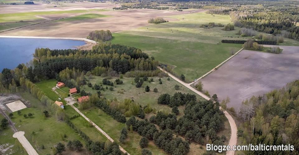 Žemės sklypas Sausdravų kaime 9,96 akro (403 arai)

https://www.balticrentals.lt/lt/property/zemes-sklypas-sausdravu-kaime-996-akro-403-arai/

🌿 4,03 ha žemės sklypas prie vandens parduodamas netoli Baltijos jūros

Įsigykite unikalų 4,03 ha žemės sklypą Sausdravų kaime, Kretingos rajone. Šis retas sklypas prie vandens suteikia tiesioginę prieigą prie Lazdininkų tvenkinio, yra apsuptas miško ir užtikrina privatumą, vos 12 km nuo Baltijos jūros. Puikiai tinka investicijai arba svajonių namo statybai.
Kodėl šis 4,03 ha žemės sklypas išsiskiria

Šis išskirtinis sklypas prie vandens sujungia natūralų grožį ir puikų pasiekiamumą. Įsikūręs Vakarų Lietuvoje, jis apima žemės ūkio paskirties žemę, brandų mišką ir tiesioginę pakrantę prie tvenkinio – retas derinys šiame regione.
📍 Pagrindinė informacija

Bendras plotas: 4,0340 ha (40 340 m²)
    Paskirtis: žemės ūkio (Zk), rekreacinė (R2) ir miško (M)
    Našumo balas: 26
    Būsena: atlikti visi matavimai
    Privažiavimas: ištisus metus Tvenkinio gatve
    Vieta: 12 km nuo Baltijos jūros • 15 min. nuo Palangos

📌 Pagrindiniai privalumai

Vandens pakrantė: tiesioginė prieiga prie Lazdininkų tvenkinio
    Privatumas ir gamta: nuošali vieta su brandžiais miško plotais
    Lankytinos vietos: šalia Japonų sodo ir Mitologijos parko
    Reta galimybė: dideli kokybiški sklypai tampa vis retesni

🌲 Sklypo struktūra

Žemės ūkio žemė: 1,8707 ha
    Miškas: 2,0633 ha
    Kita: 0,1000 ha

💰 Kaina ir pirkimo sąlygos

Kaina: 189 410 € (47 000 €/ha)
    GPS: 56.026441, 21.183980 – žiūrėti Google Maps
    Rezervacija: 5 000 € avansas + preliminari sutartis

🏡 Panašūs pasiūlymai

Peržiūrėkite kitus namus nuomai ar pardavimui Lietuvoje, butus, kambarius, komercines patalpas, garažus ar sklypus prie Baltijos jūros.

#ŽemėsSklypas #SklypasParduodamas #NekilnojamasisTurtas #Kretinga #BaltijosJūra #Investicija #Miškas